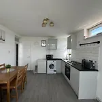 Lovely 3-Bed Apartment In London